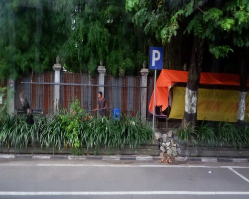 Orang berjalan kaki di trotoar kota